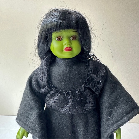 18" WIZARD Of OZ WICKED WITCH Green Doll Black Costume Madame Alexander - Picture 2 of 4